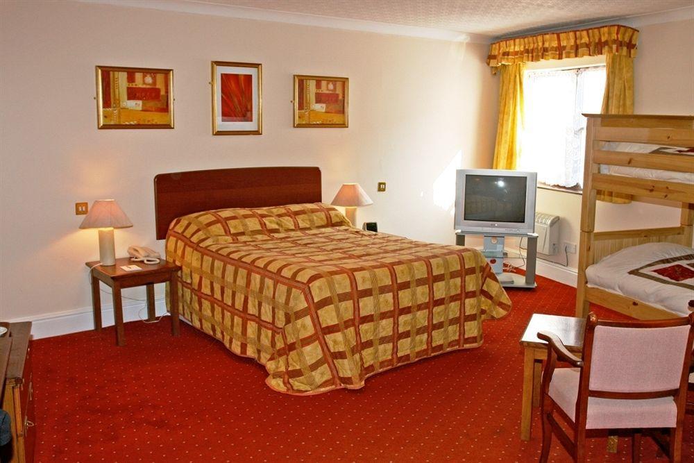 Beaufort Park Hotel 3*