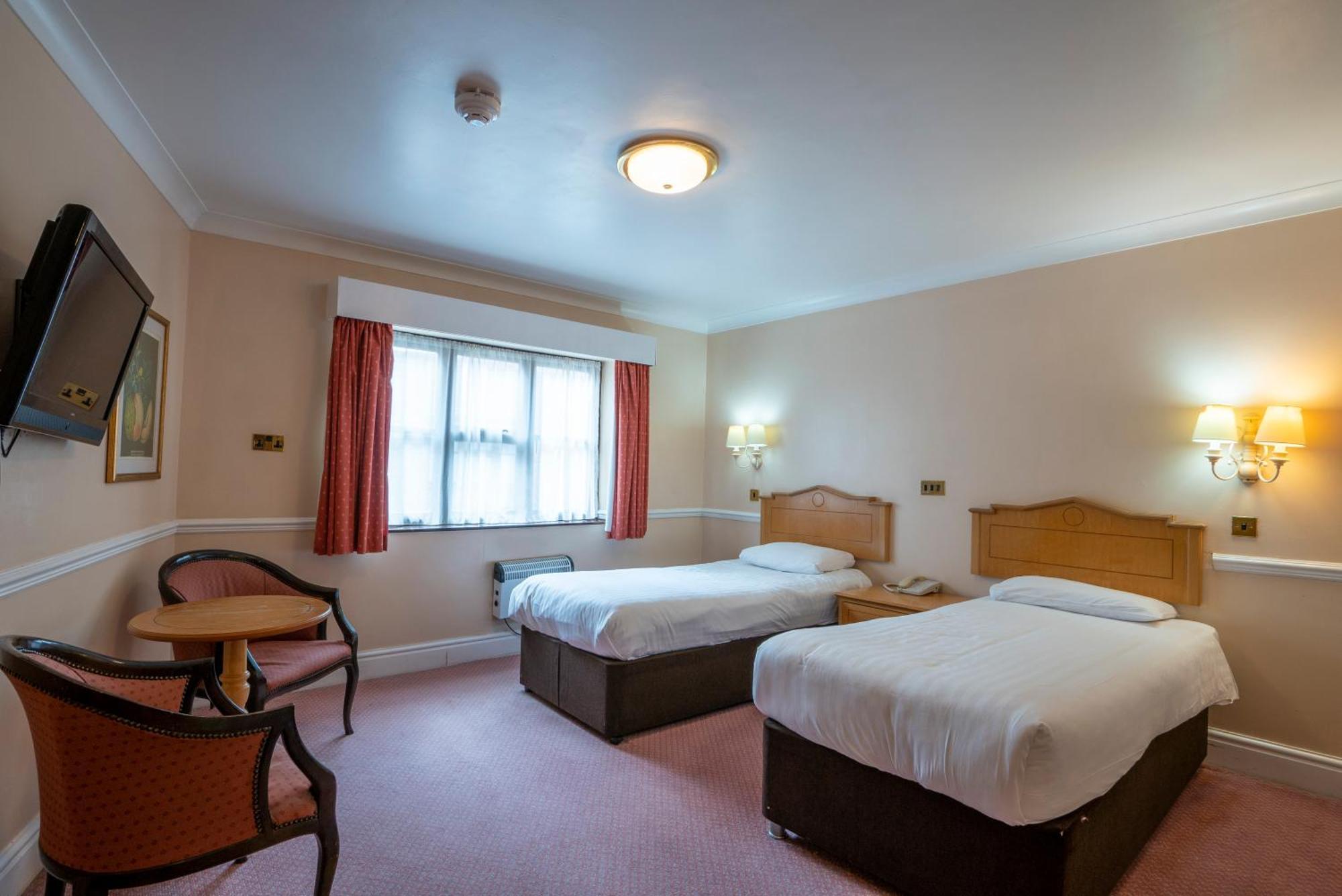 Beaufort Park Hotel 3*