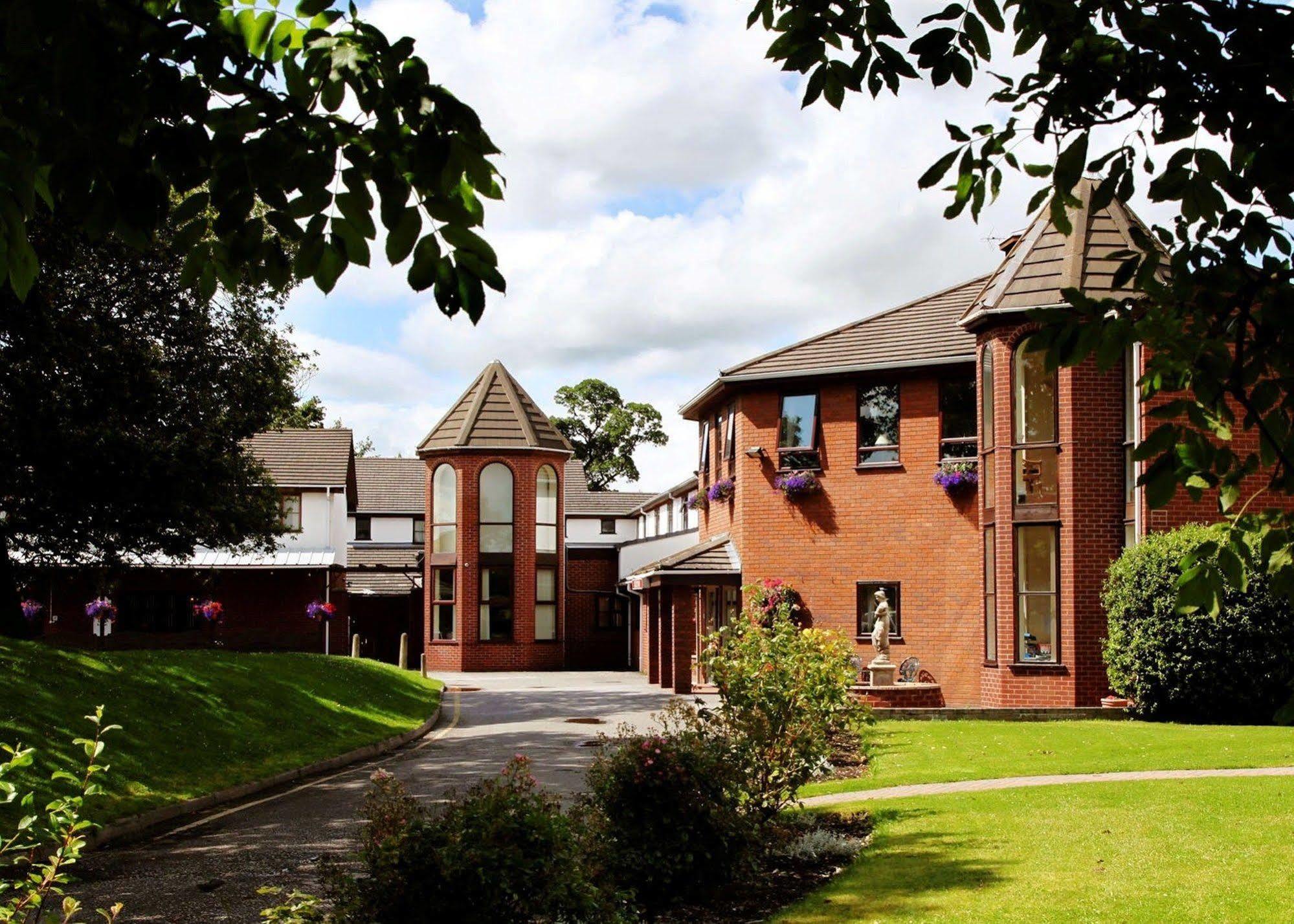 Beaufort Park Hotel 3*